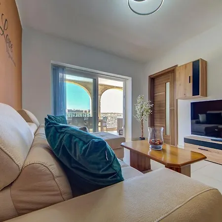 Oakville, Valley Views, Private Heated Jacuzzi By Haven & Keys Malta