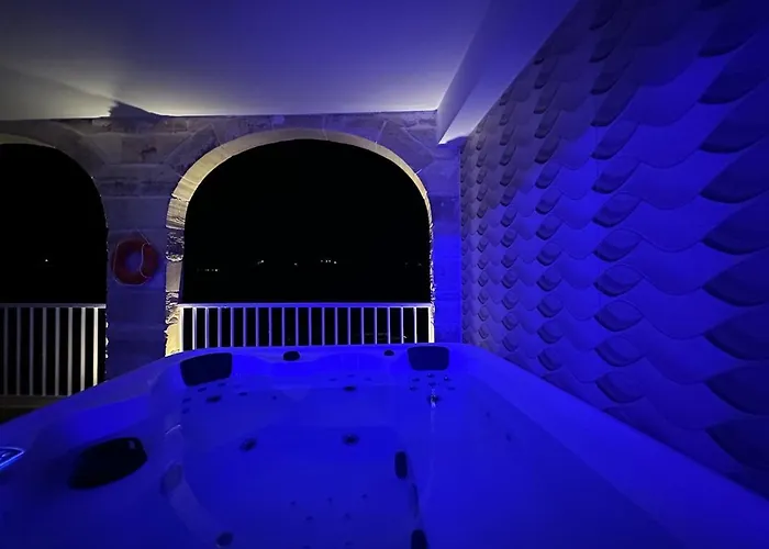 Daire Oakville, Valley Views, Private Heated Jacuzzi By Haven & Keys Malta